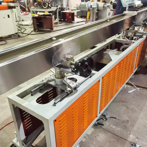 Cooling water tank used on a straw extrusion line